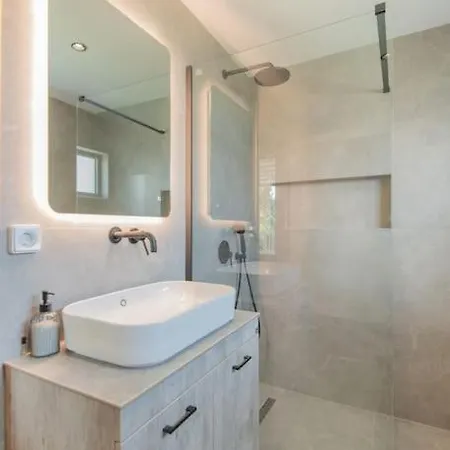Anthemis Modern & Spacious Apartment